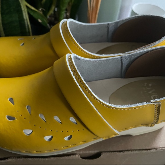 Sven Women's Yellow Clogs - Picture 6 of 7